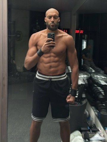 九游体育比分直播、实时比分网、足球比分、篮球比分、电竞比分、九游体育战绩查询-戈贝尔展示全新光头造型，前队友唐斯以法语幽默调侃：兄弟这是彻底秃了？