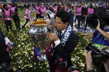 法媒：巴黎庆祝夺冠期间，一起车祸引发火灾40名消防员触动灭火